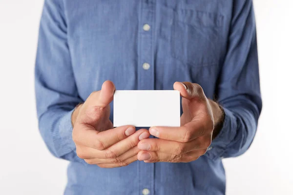 Vista parcial del hombre de negocios que presenta la tarjeta de visita en blanco aislado sobre fondo blanco - foto de stock