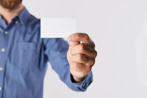 Image recadrée d'un homme d'affaires montrant une carte de visite vide isolée sur fond blanc — Photo de stock