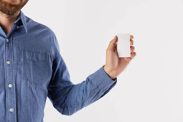 Частичный взгляд бизнесмена, показывающий пустые визитные карточки изолированы на белом фоне — стоковое фото