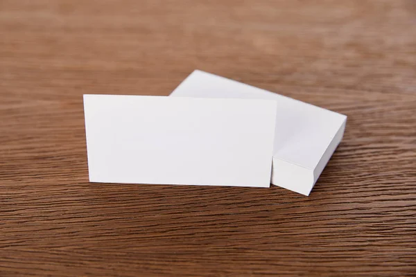 Foco seletivo da pilha de cartões de visita em branco na mesa de madeira — Fotografia de Stock