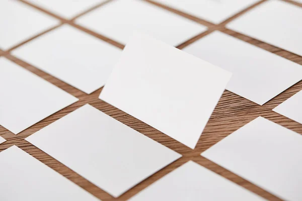 Foyer sélectif de l'ensemble des cartes de visite vides à la table en bois — Photo de stock