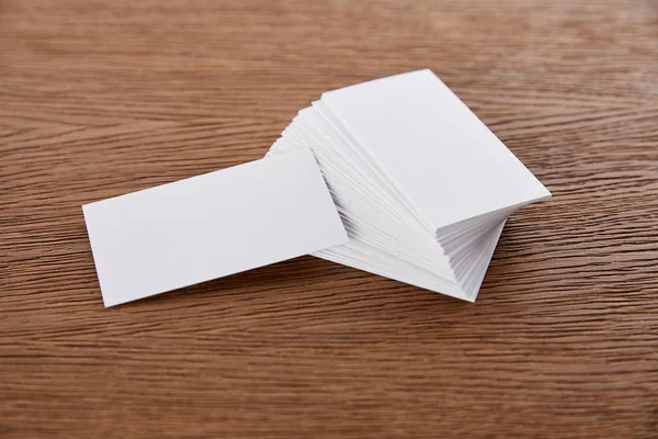 Foco selectivo de pila de tarjetas de visita vacías en la mesa de madera - foto de stock