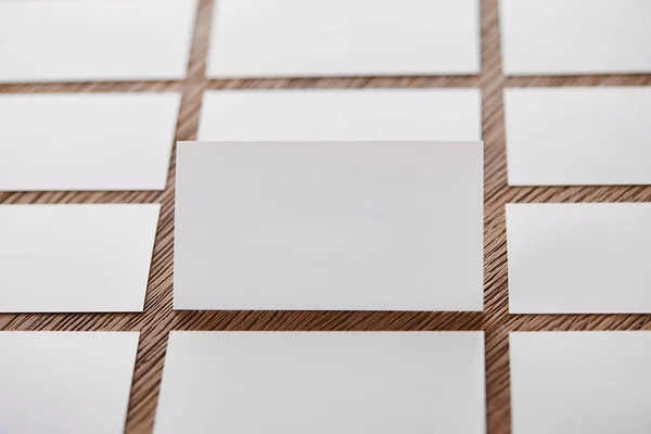 Foco seletivo do conjunto de cartões de visita em branco na mesa de madeira — Fotografia de Stock