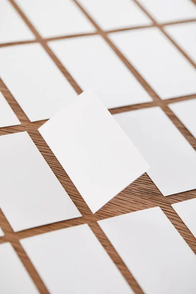Селективный фокус набора пустых визиток за деревянным столом — стоковое фото