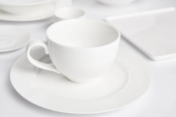 Selektiver Fokus von Tellern und Schüssel auf weißer Tischplatte — Stockfoto