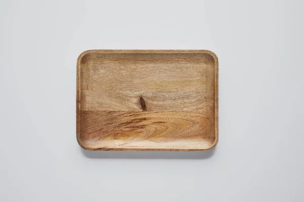 Vue du dessus du plateau en bois sur table blanche, concept minimaliste — Photo de stock