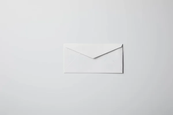 Vista superior do envelope em branco na superfície branca para mockup — Fotografia de Stock