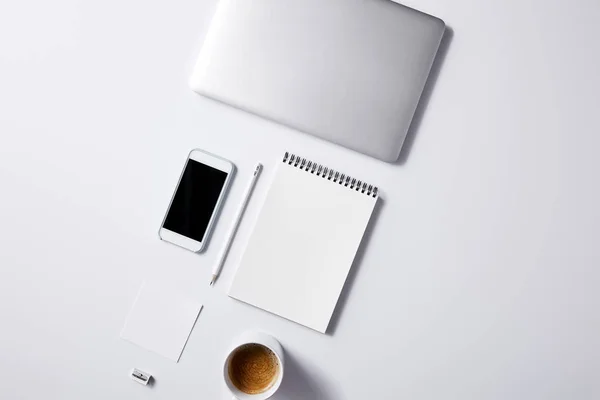 Vista superior de varios objetos de trabajo organizados en mesa blanca para maqueta - foto de stock