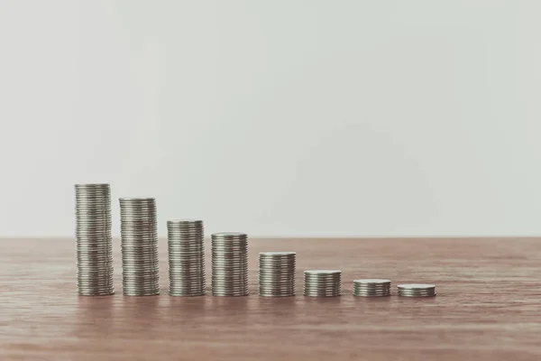 Pilhas de moedas na mesa de madeira, economizando conceito — Fotografia de Stock