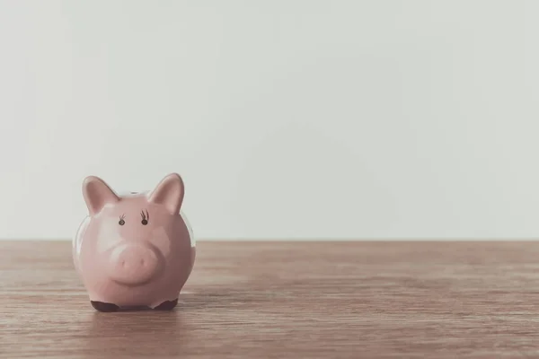 Pequeno banco piggy rosa na mesa de madeira, conceito de poupança — Fotografia de Stock