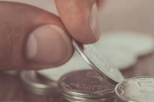 Close up de homem empilhando moedas em mesa de madeira, economizando conceito — Fotografia de Stock