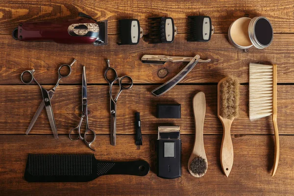 Vista superior del equipo de peluquería profesional en la mesa de madera en la barbería - foto de stock