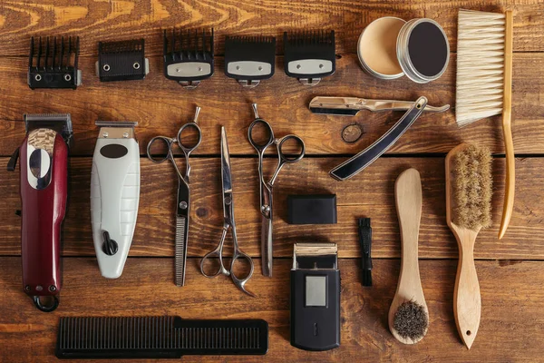 Vista superior del equipo de peluquería profesional en la mesa de madera en la barbería - foto de stock