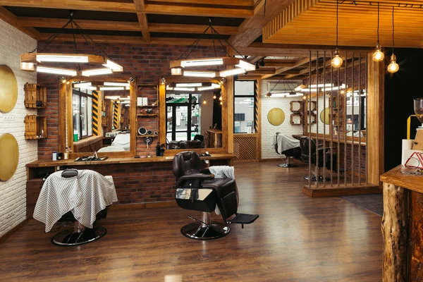 Moderno elegante negozio di barbiere vuoto interno con specchi — Foto stock