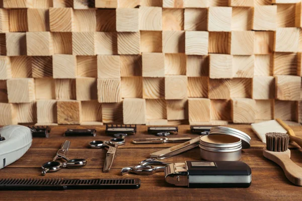 Ensemble de divers outils professionnels de coiffeur sur étagère en bois dans le salon de coiffure — Photo de stock