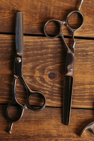 Professionelle Schere auf Holzoberfläche im Friseursalon — Stockfoto