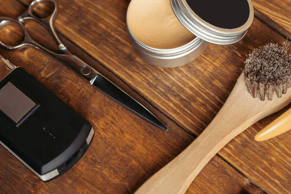 Vista ravvicinata di strumenti da barbiere professionali su superficie di legno — Foto stock