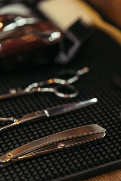 Close-up view of various shiny professional scissors in barber shop — Stock Photo