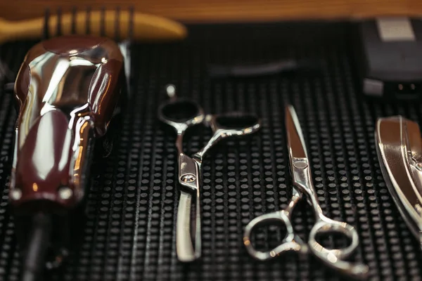 Close-up view of professional scissors and electric clipper in barbershop — Stock Photo