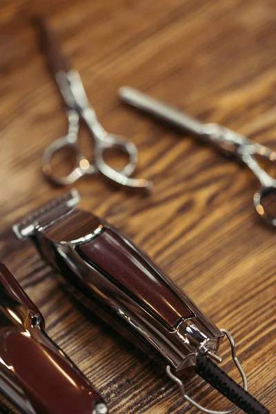 Vue rapprochée de l'ensemble des outils de coiffeur sur table en bois, mise au point sélective — Photo de stock