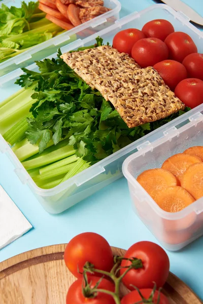 Vista de cerca de la composición de alimentos saludables en el fondo azul - foto de stock