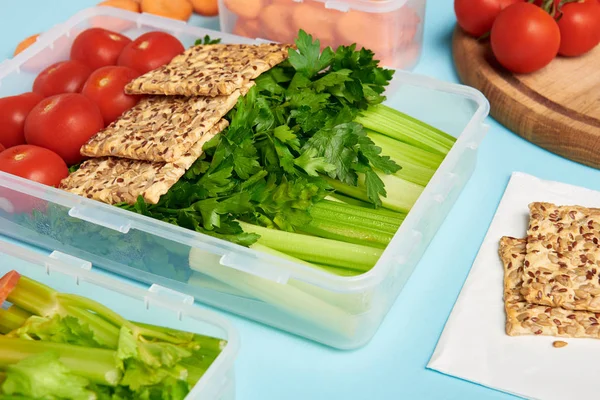 Vista de cerca de la composición de alimentos saludables en el fondo azul - foto de stock