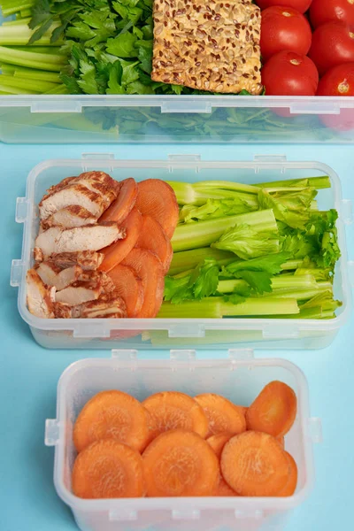 Vista ravvicinata di disposizione di contenitori alimentari pieni di cibo fresco sano su sfondo blu — Foto stock