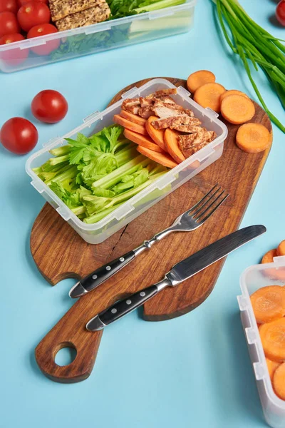 Vista de cerca de los cubiertos y la composición de alimentos saludables sobre fondo azul - foto de stock