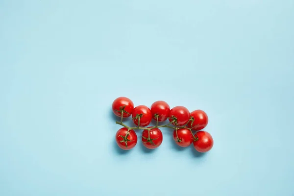 Draufsicht auf frische Kirschtomaten isoliert auf blau — Stockfoto