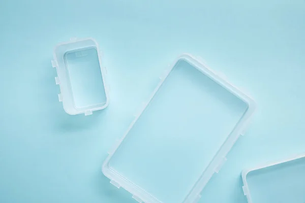Вид зверху на порожні обідні коробки ізольовані на синьому — стокове фото