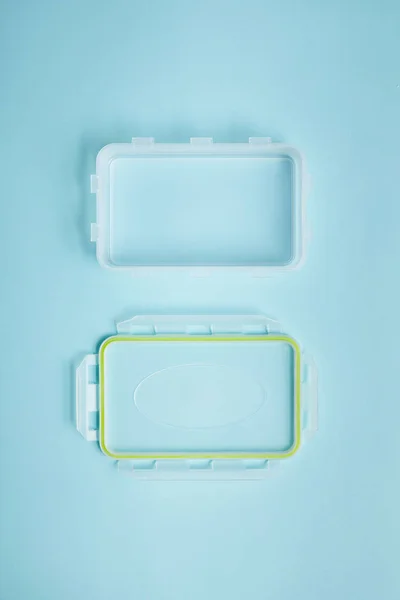 Draufsicht auf leere Lebensmittelbehälter mit Deckel isoliert auf blau — Stockfoto