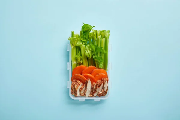 Vista dall'alto del contenitore alimentare pieno di pasto sano isolato sul blu — Foto stock