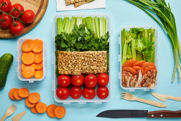 Tendido plano con composición de alimentos saludables aislados en azul - foto de stock