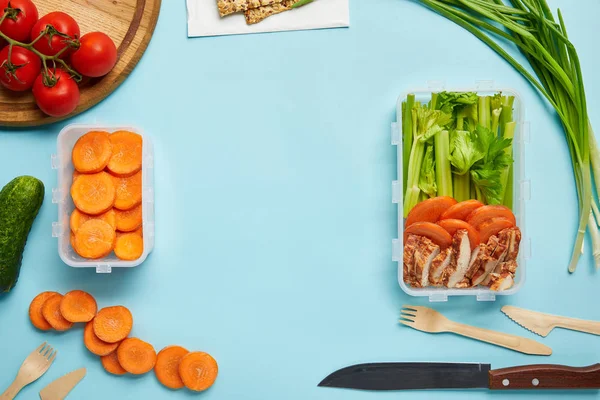 Tendido plano con cubiertos y composición de alimentos saludables aislados en azul - foto de stock