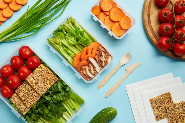 Plat couché avec des couverts composition alimentaire saine isolé sur bleu — Photo de stock