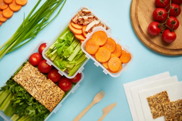 Leigos planos com talheres e composição de alimentos saudáveis isolados em azul — Fotografia de Stock