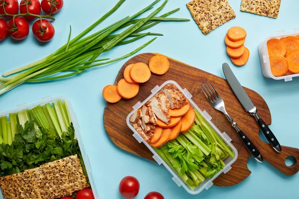 Leigos planos com talheres e composição de alimentos saudáveis isolados em azul — Fotografia de Stock