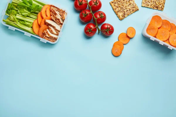 Vista superior do arranjo de recipientes de alimentos com alimentos saudáveis isolados em azul — Fotografia de Stock