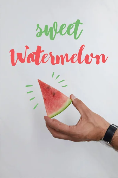 Schnappschuss eines Mannes, der ein Stück Wassermelone in den Händen hält, auf weißem Grund, mit dem Schriftzug 