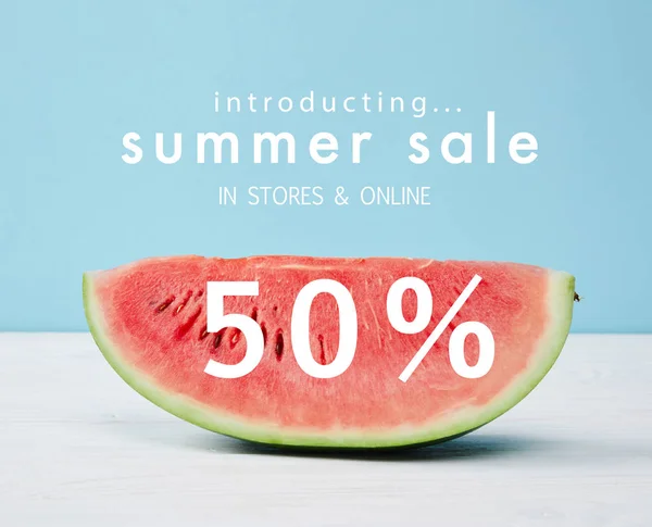 Fatia de melancia fresca com venda de verão e 50 símbolo de desconto — Fotografia de Stock