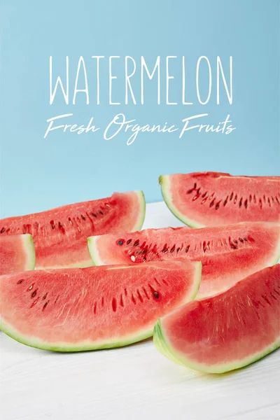 Süße Wassermelonenscheiben auf weißer Oberfläche vor blauem Hintergrund mit dem Schriftzug 