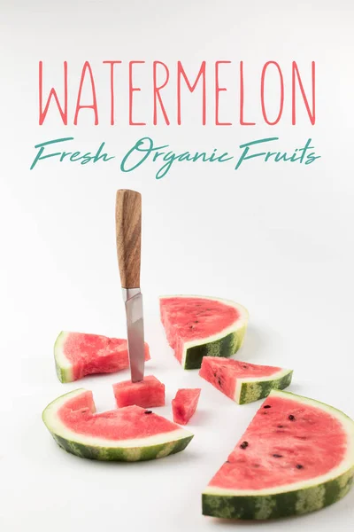 Frische Wassermelonenscheiben mit Messer isoliert auf weiß, mit dem Schriftzug 