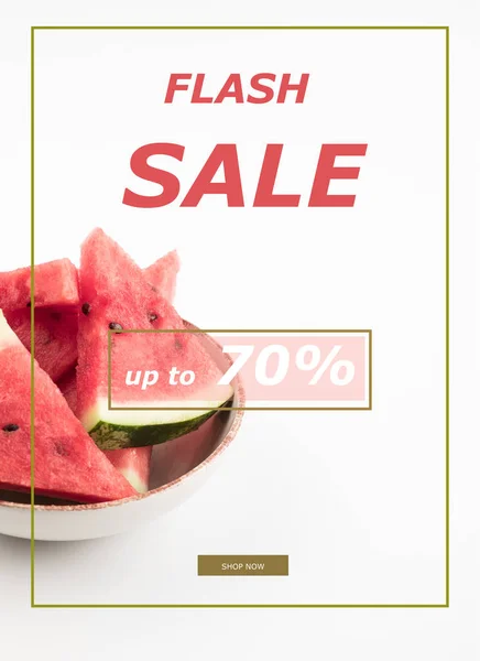 Fette di anguria fresca in ciotola, isolate su bianco con cartello di vendita flash e 70 centesimi — Foto stock