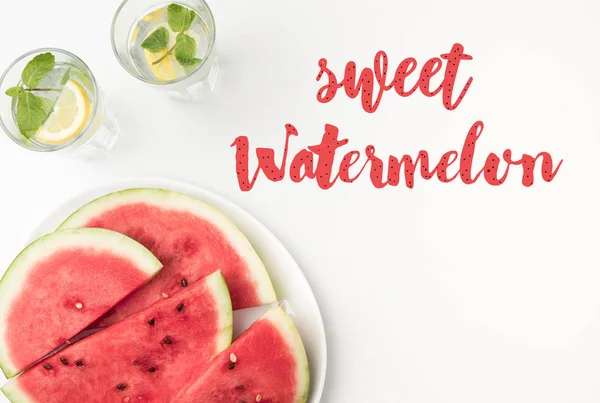 Wassermelonenscheiben auf Teller und Limonade im Glas, mit süßem Wassermelonenaufdruck — Stockfoto