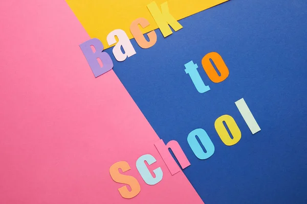 Lettrage coloré retour à l'école sur fond de papier créatif — Photo de stock