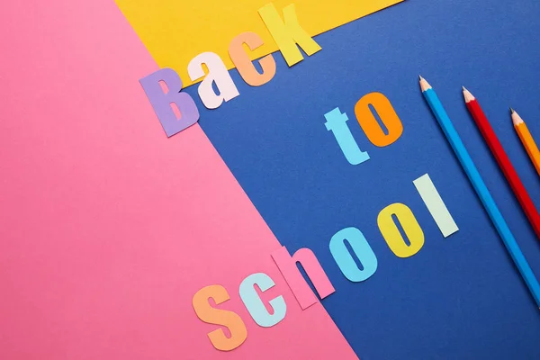 Volta para a escola lettering com lápis sobre fundo de papel criativo — Fotografia de Stock