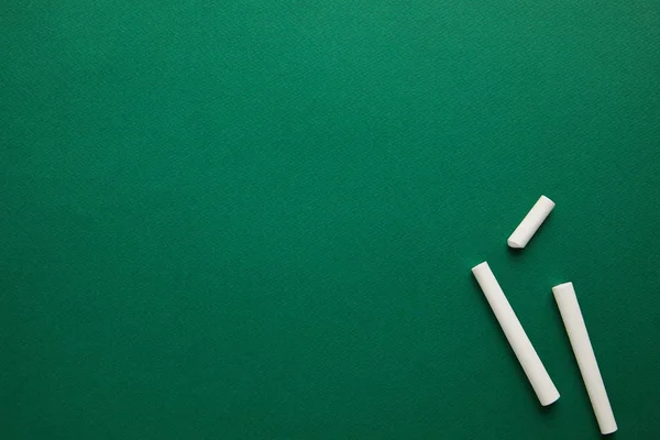 Вид зверху на білі чаші на зеленій дошці — стокове фото