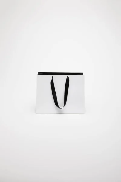 Um saco de compras de papel preto e branco isolado em branco — Fotografia de Stock