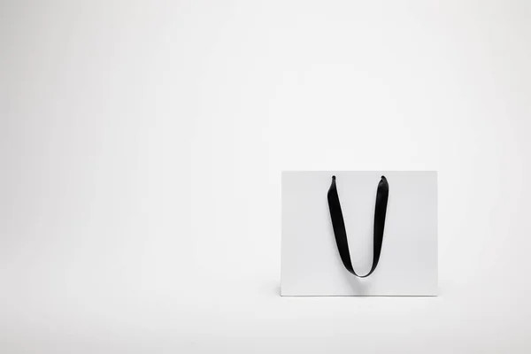 Un sac à provisions noir et blanc isolé sur blanc — Photo de stock