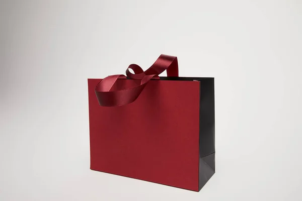 One new burgundy shopping bag isolated on white — Stock Photo
